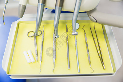 牙科技术的演进 从齿轮磨牙到现代口腔卫生的符号化表达